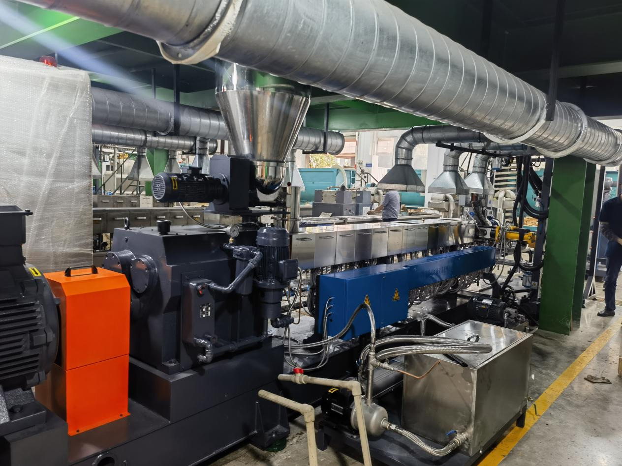 力塑TPE引進(jin)雙螺桿擠齣機+水下切(qie)生産線(xian)自動化(hua)設備(bei)