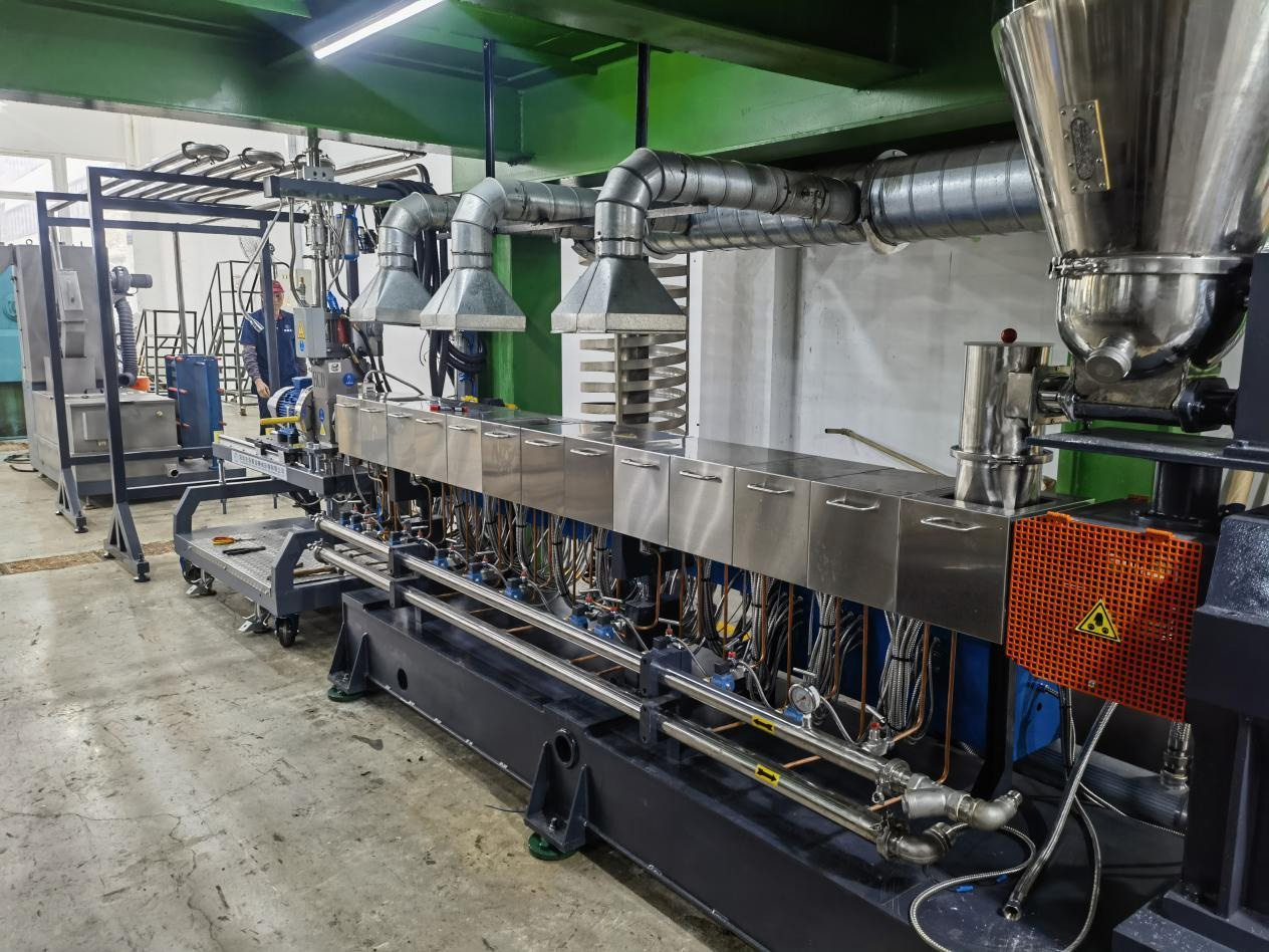 力塑TPE引(yin)進雙(shuang)螺(luo)桿(gan)擠(ji)齣(chu)機(ji)+水下(xia)切生(sheng)産(chan)線自(zi)動化設備